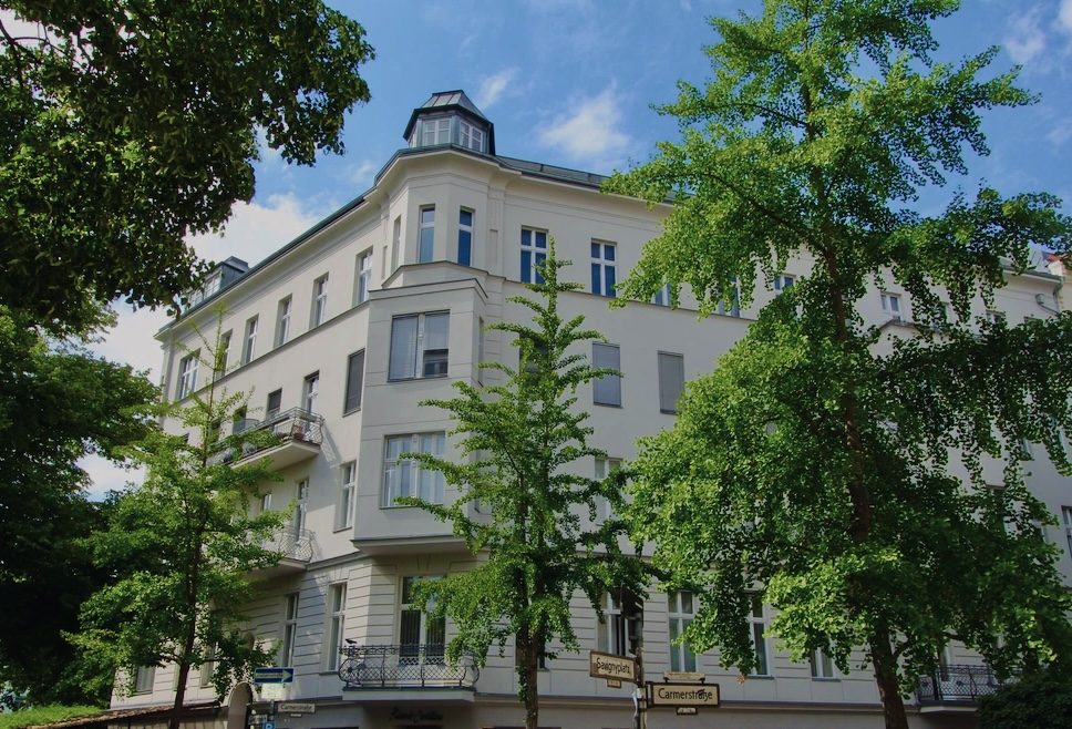 Altbaufassade eines von der Opportunitas GmbH verwalteten Wohnhauses in Berlin